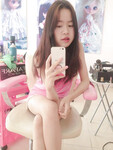 Em nhân viên làm nail chán quá show lồn cho mọi người xem nè