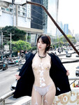 Đang show hàng ở chung cư thì bị người lạ phát hiện (PIC)