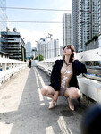 Đang show hàng ở chung cư thì bị người lạ phát hiện (PIC)