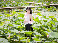Em mẫu ruột nude cùng bộ trang phục áo dài