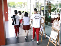 Mấy em gái vú to mông to