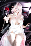 Em cosplay thiên thần