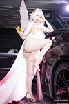 Em cosplay thiên thần