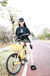 Em teen xinh dâm đãng thích cảm giác show hàng nơi công cộng