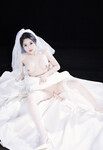 Cô dâu chụp ảnh nude để kỉ niệm ngày cưới của mình