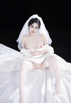 Cô dâu chụp ảnh nude để kỉ niệm ngày cưới của mình