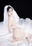 Cô dâu chụp ảnh nude để kỉ niệm ngày cưới của mình