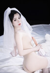 Cô dâu chụp ảnh nude để kỉ niệm ngày cưới của mình