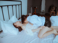 2 em gái less ấp nhau