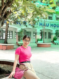 Cô giáo vú to