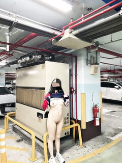 Thả rông khoe hàng giữa đường