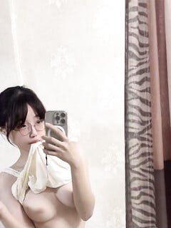 (TUYỆT PHẨM) bé loli, ngậm áo, show ti 😛😛