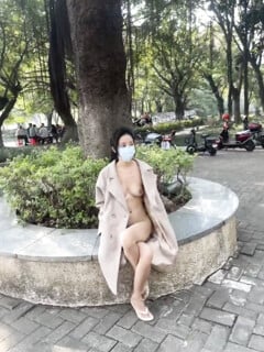 Khoe lồn nơi công cộng